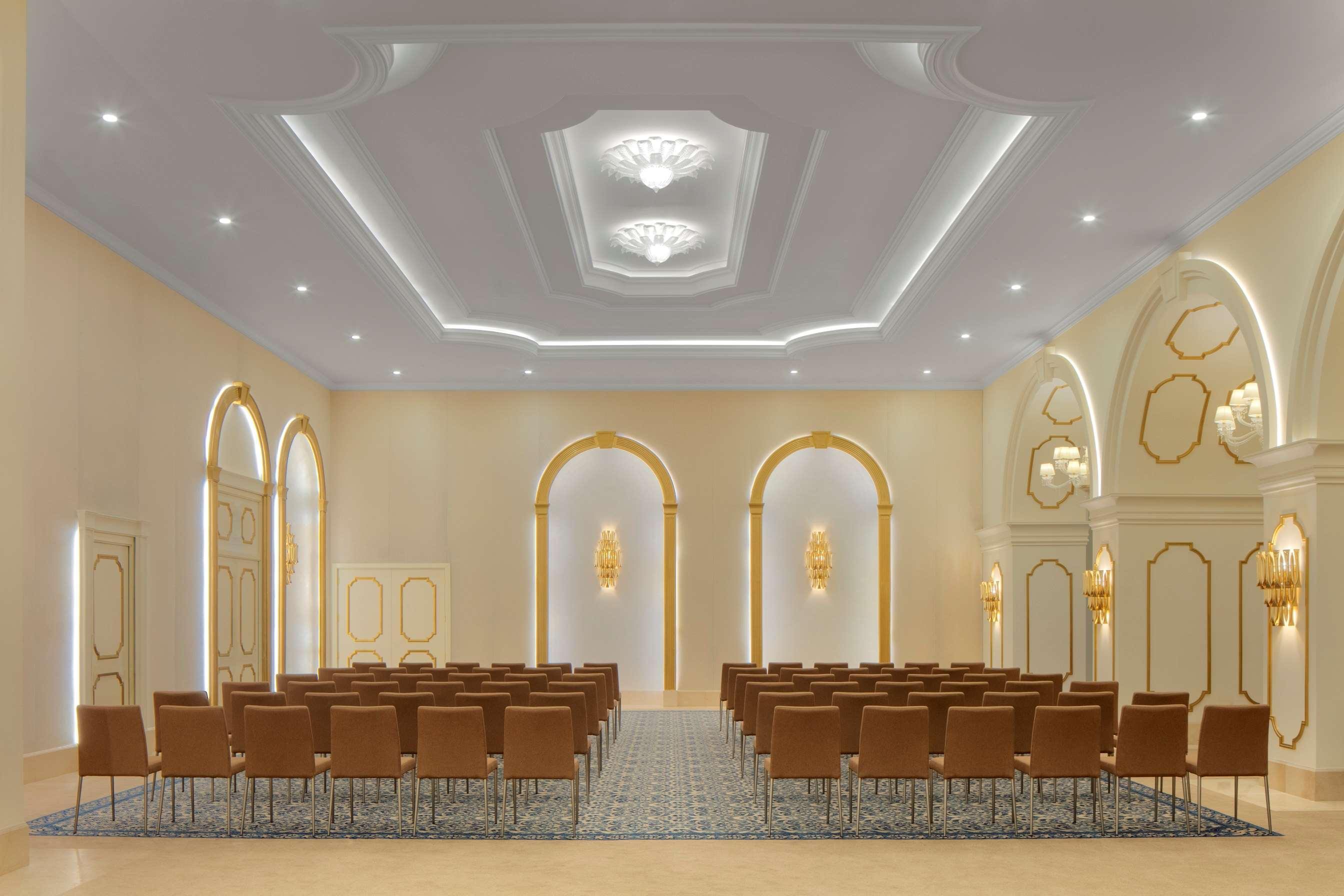 Dusit Doha Hotel Εξωτερικό φωτογραφία The interior of the new church