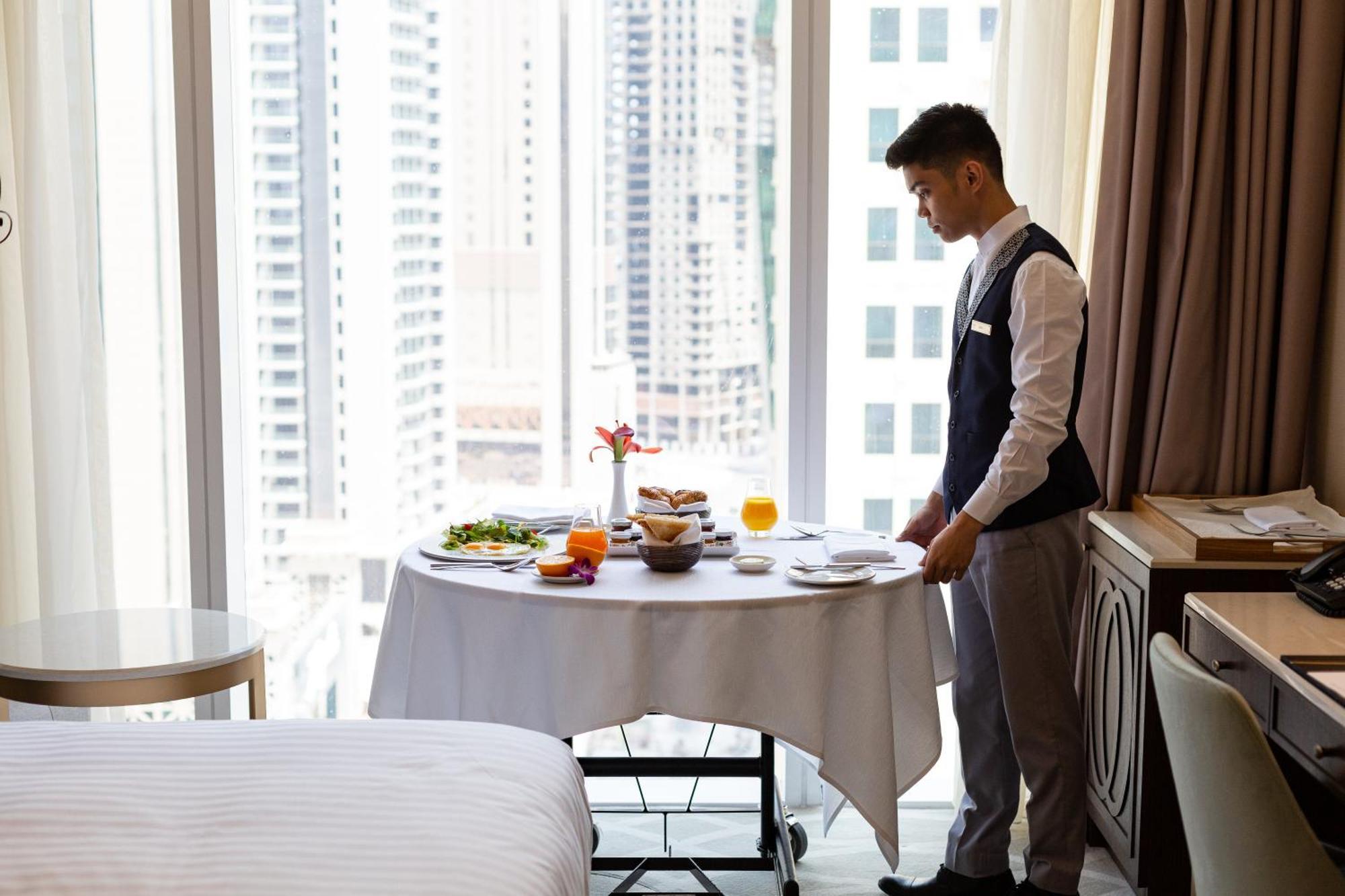 Dusit Doha Hotel Εξωτερικό φωτογραφία Room service
