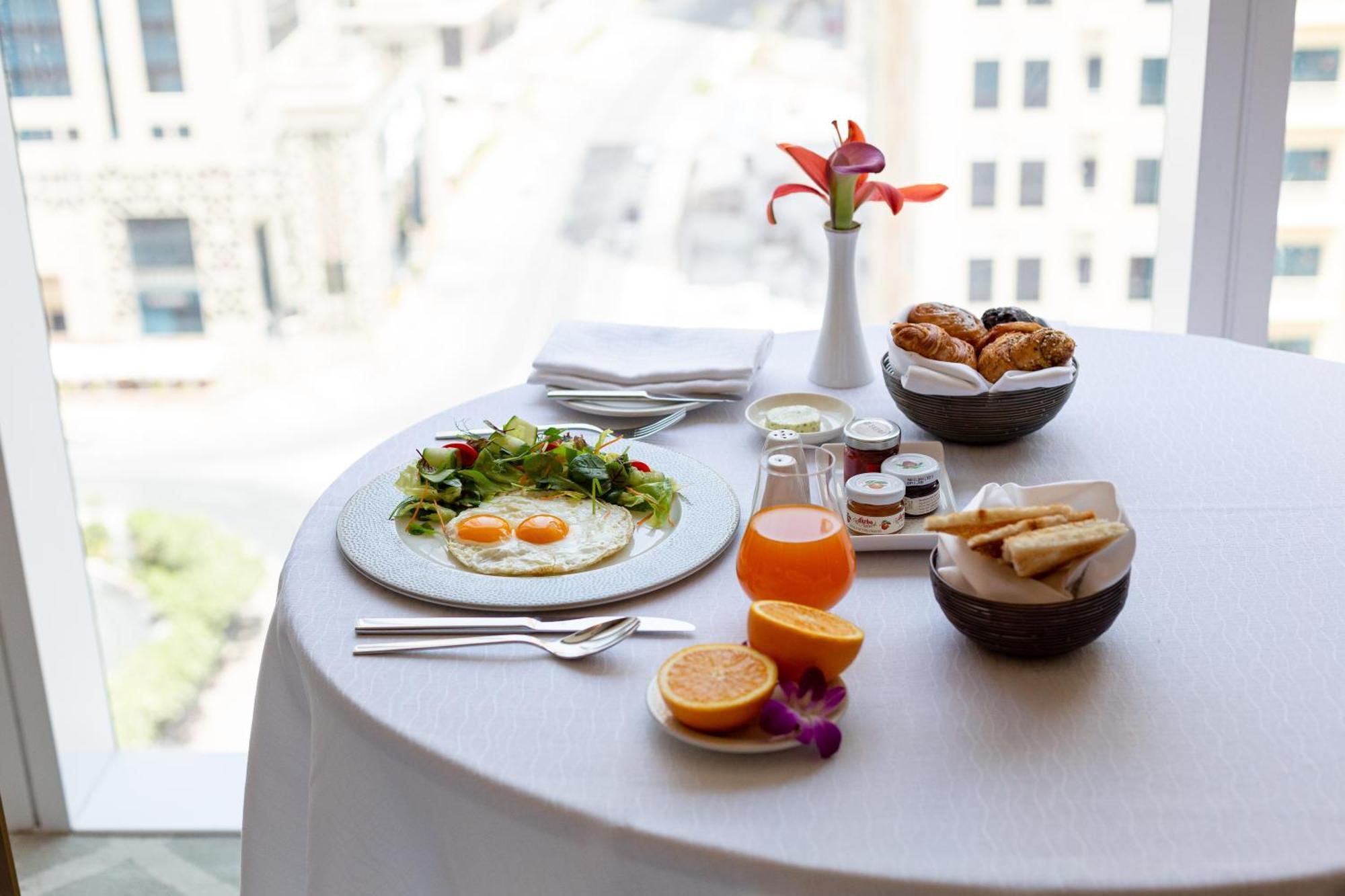 Dusit Doha Hotel Εξωτερικό φωτογραφία Room service