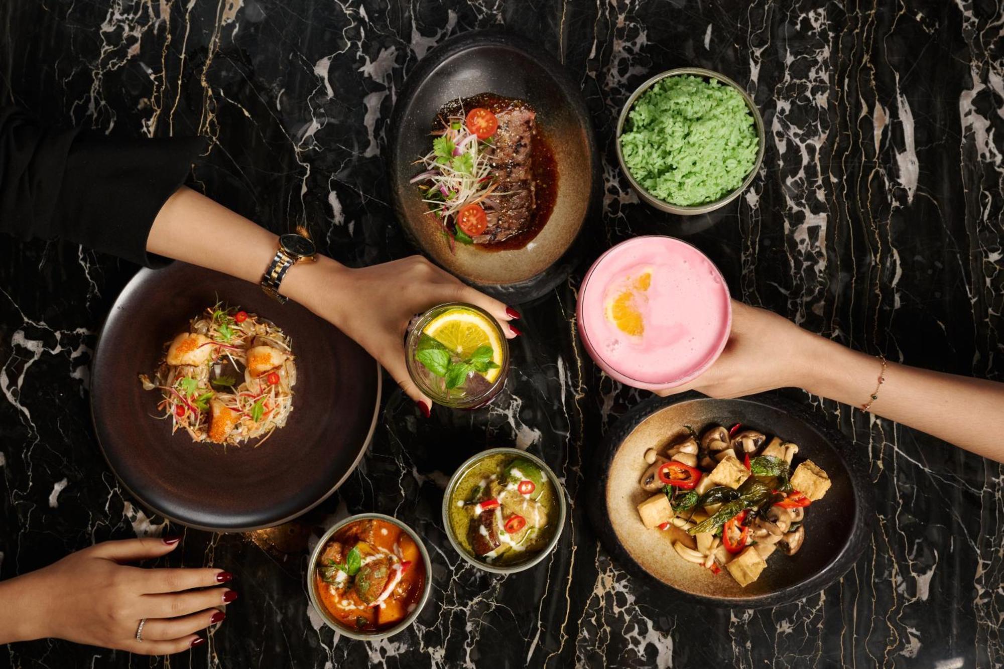 Dusit Doha Hotel Εξωτερικό φωτογραφία Dishes at the restaurant
